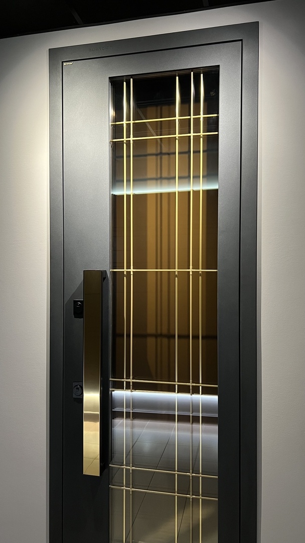 Входная дверь для частного дома Гардиан Thermo 100 высотой 2,63 метра с остеклением максимальной площади в полотне.