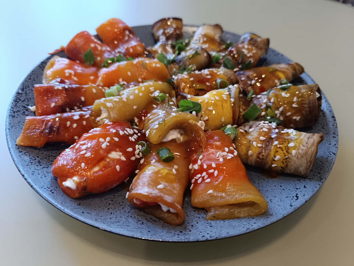 На этом фото и перцы и баклажаны, готовятся аналогично