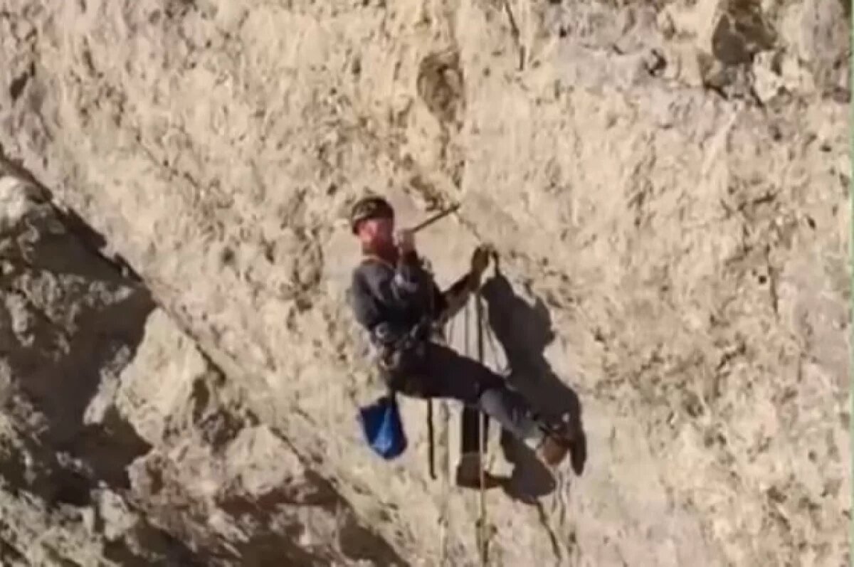    Крымчанам показали, как убирают свисающие камни на тропе Голицына