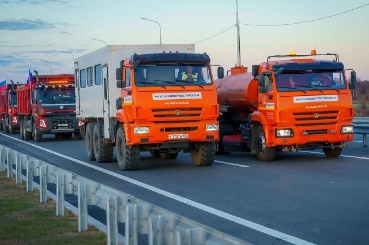    Колонна грузовиков первой прошла по мосту, проверив его на прочность.