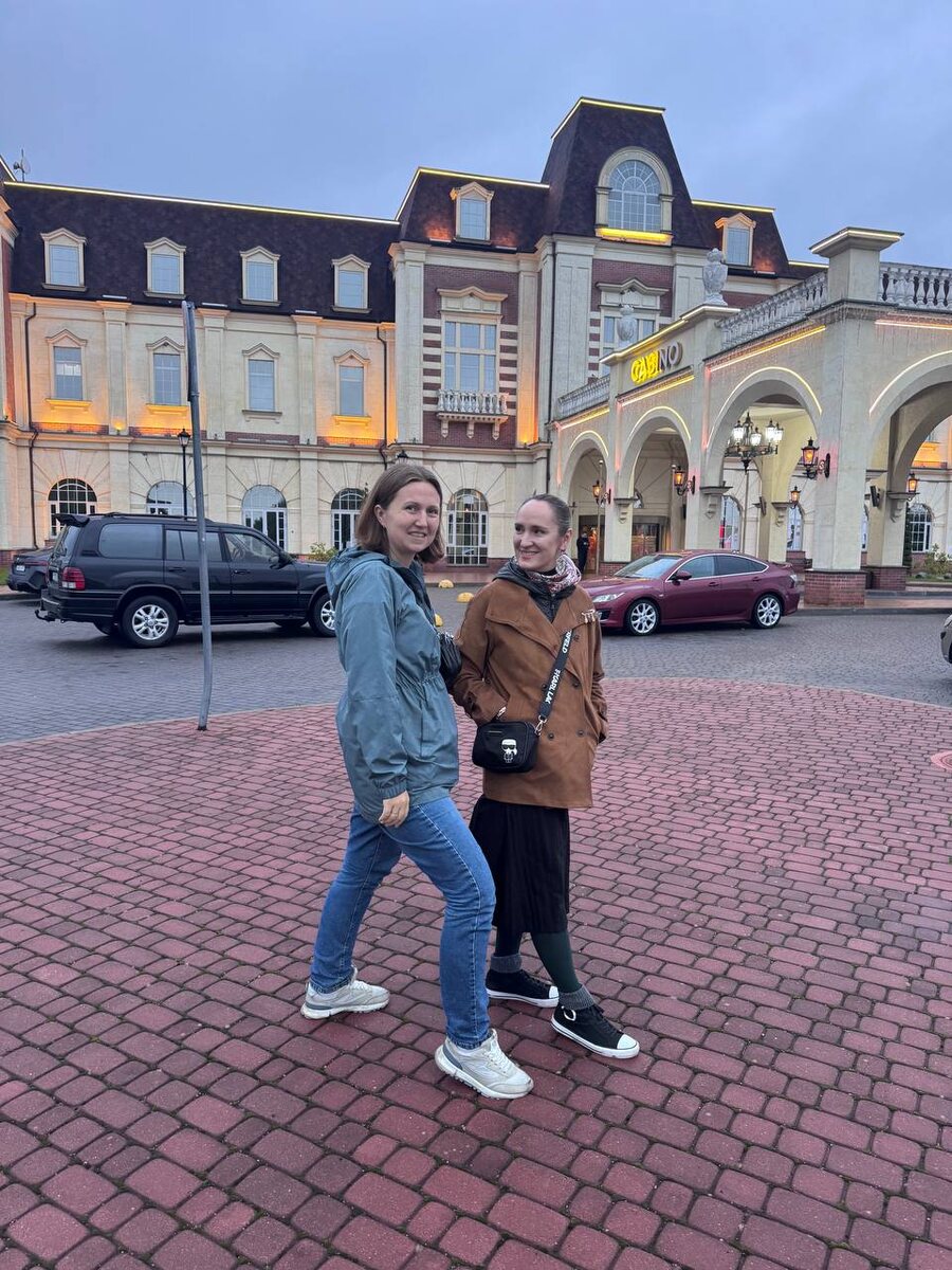 За нами казино «Собрание». По внешнему виду нас кажется будто мы уже вышли оттуда, проиграв все ))))