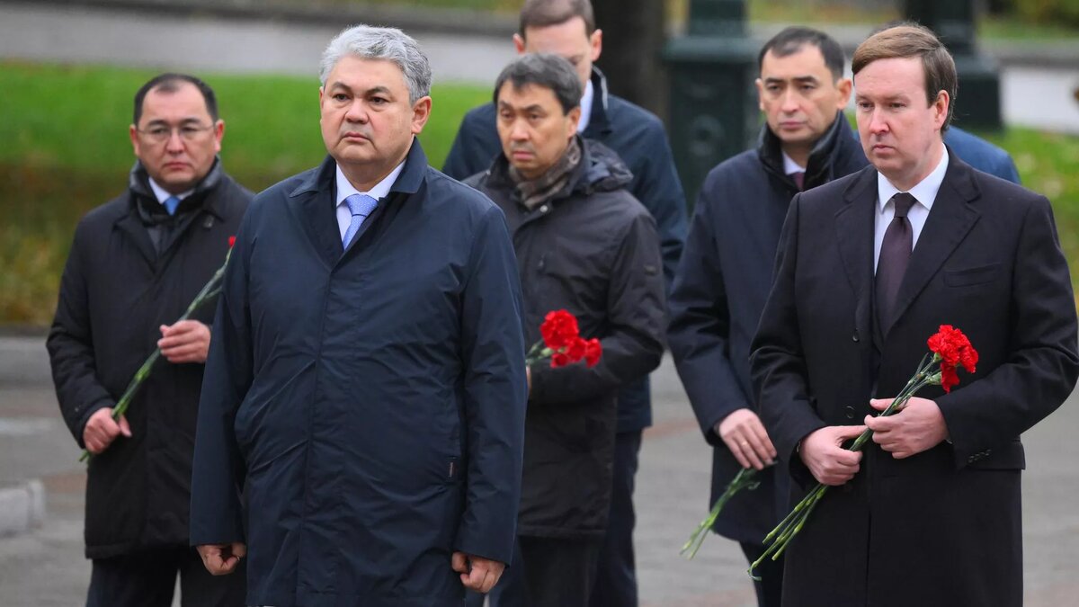 Глава МИД Казахстана Ермек Кошербаев на церемонии возложения венка к Могиле Неизвестного Солдата в Москве © Sputnik / Евгений Биятов