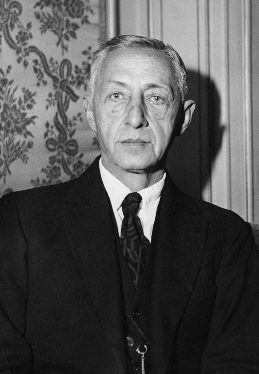    До 1881 года Иван Бунин обучался на дому. Затем он поступил в Елецкую мужскую гимназию, но спустя четыре года вернулся к домашнему обучению. При этом он продолжал писать стихи. Уже в 1887 году в газете «Родина» впервые было опубликовано его стихотворение «Над могилой С.Я. Надсона» / Keystone-France / Gamma-Rapho via Getty Images