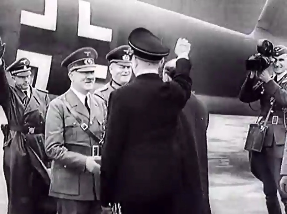 Первые кадры после выхода Гитлера и Кейтеля из самолёта (финская хроника). Справа — немецкий оператор Вохеншау