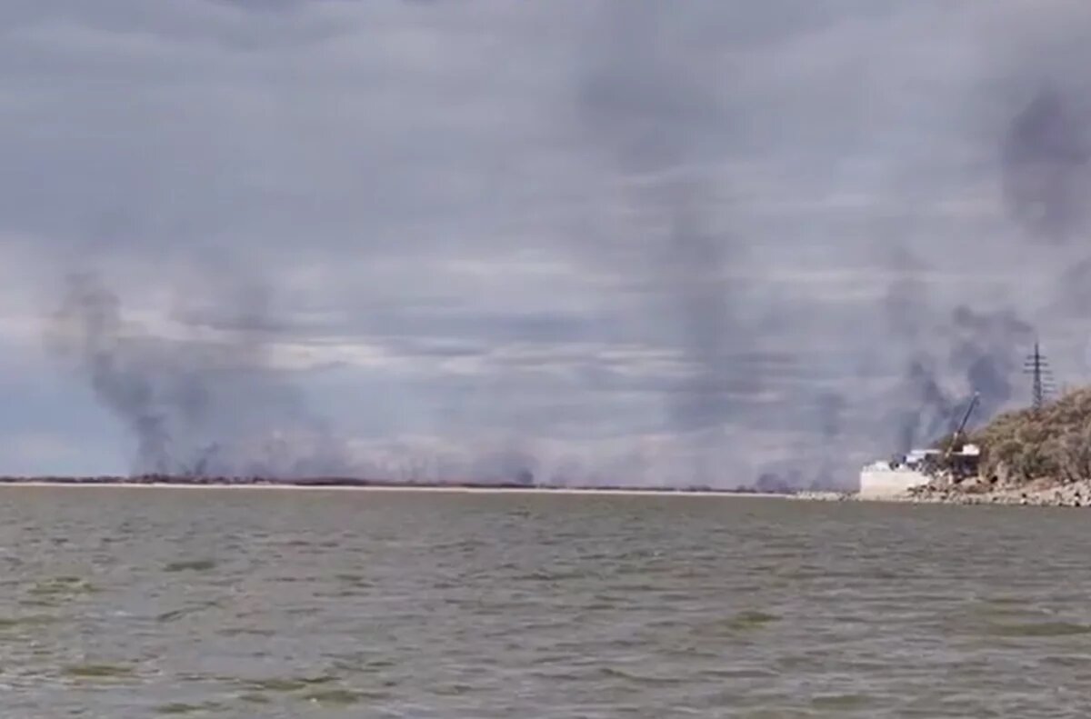    Огромный пожар бушует на островах под Хабаровском