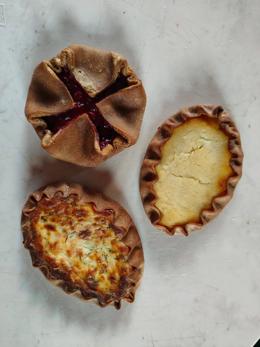 На фото: калитка с брусникой, картофелем и творогом.