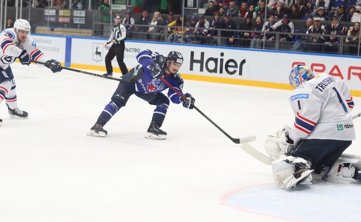    3а 561 игру в КХЛ Кирилл Воронин набрал 185 очков. 19 октября он забросил свою 73‑ю шайбу, чему не смог помешать Даниил Бокун