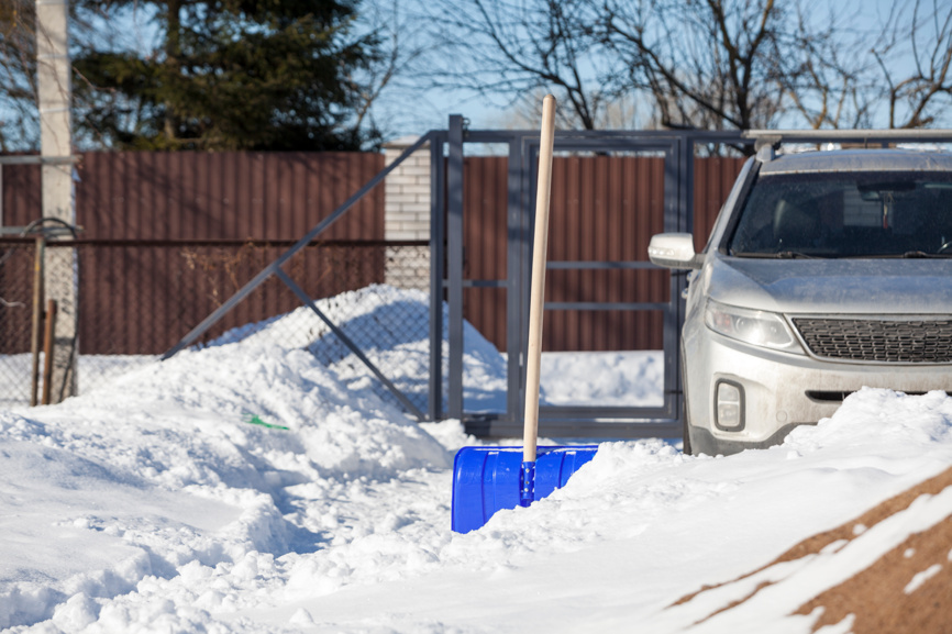 Зимняя парковка на участке