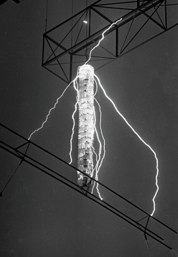 Испытание новых изоляторов для постоянного тока в Ленинградском научно-исследовательском институте постоянного тока.
© РИА Новости