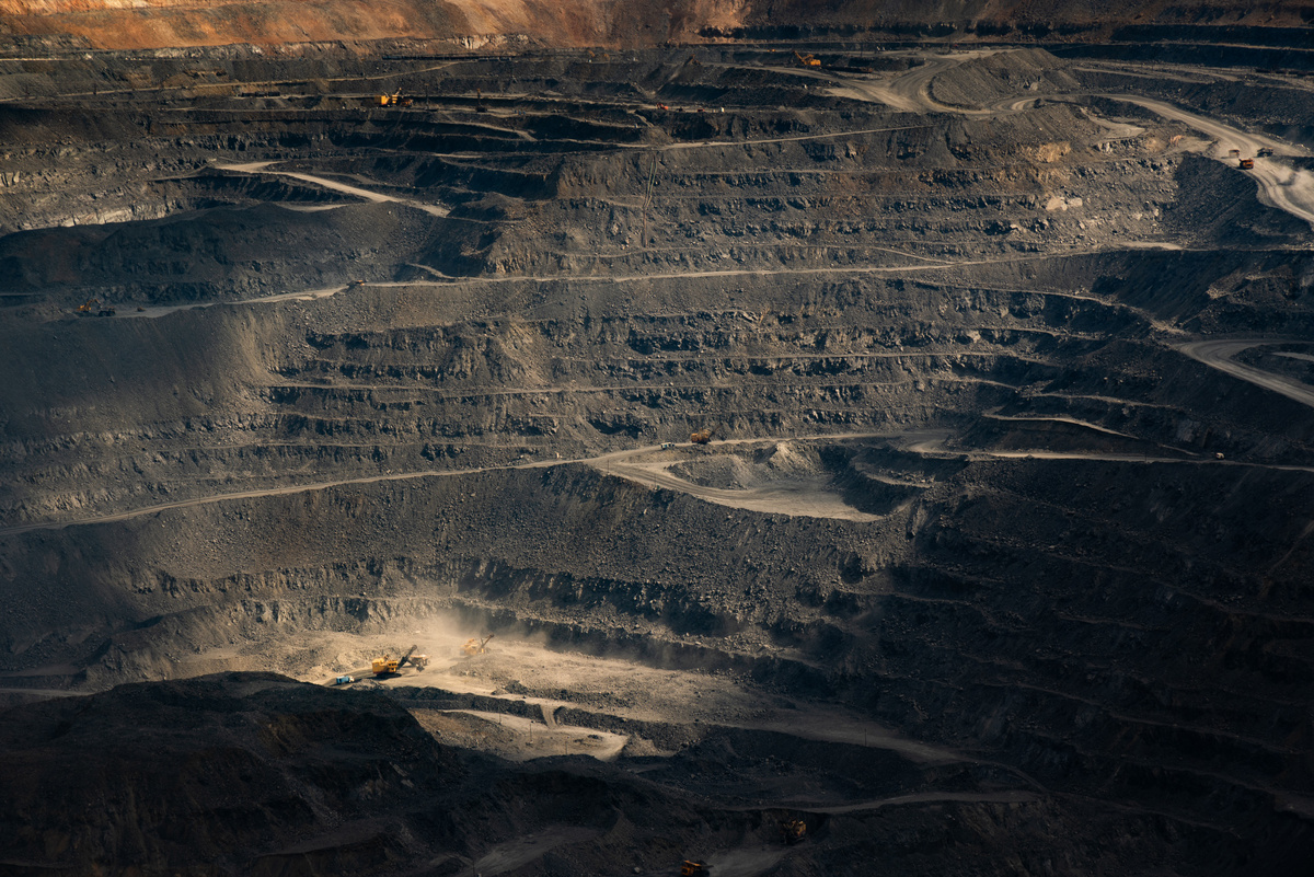 Из глубин земли добывают железную руду