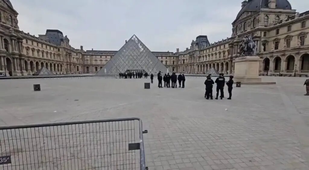    Лувр. Фото: скриншот видео из соцсетей