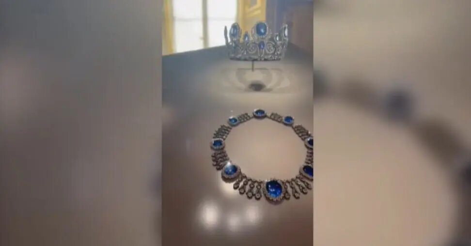    Cапфировая парюра королевы Марии-Амели. Фото: скриншот из видео в соцсетях.