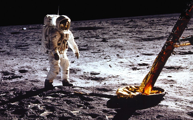 На фото NASA астронавт Базз Олдрин у опорной чаши посадочной платформы