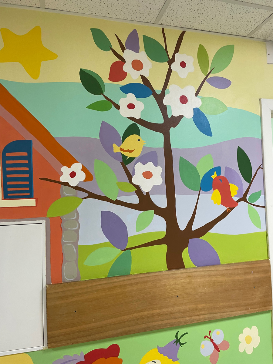 Цветастые стены коридора в отделении