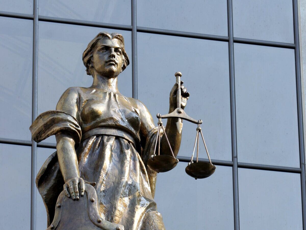    Статуя древнегреческой богини правосудия Фемиды на фасаде здания Верховного суда РФ© РИА Новости / Дмитрий Коробейников