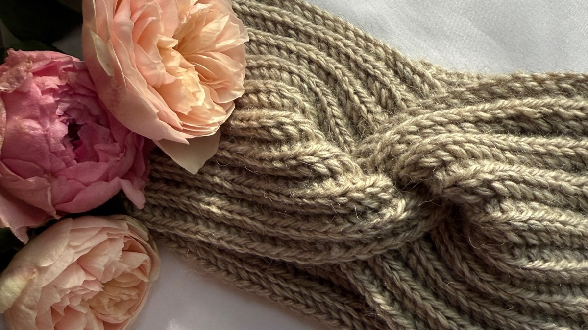 Сама нежность...светло-серая повязка на каждый день