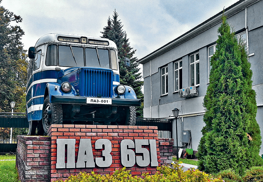 Первый автобус завода — капотный ПАЗ-651.