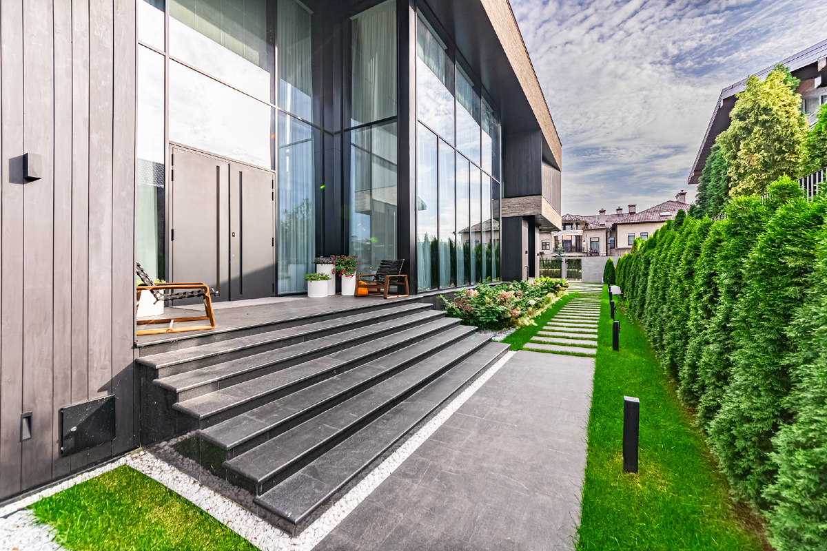 Вид на входную группу дома