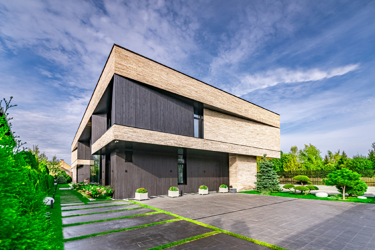 Вид на дом с участка