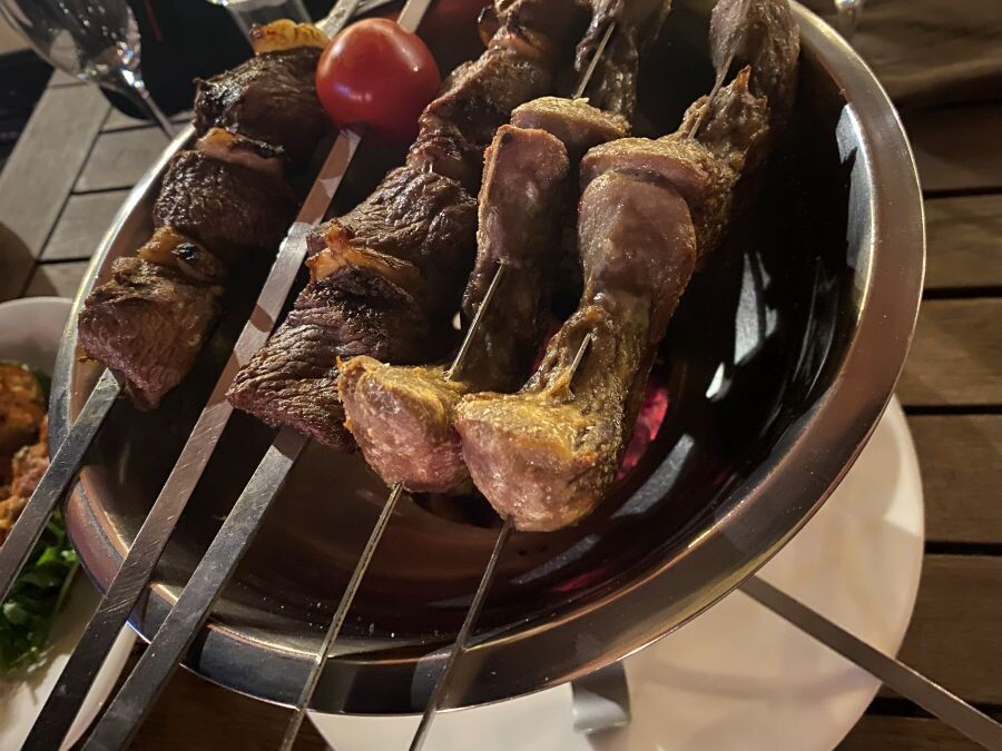 бараньи язычки подают на углях, ресторан Пащмир на озере Кабан, Казань. >>> там мангальчик