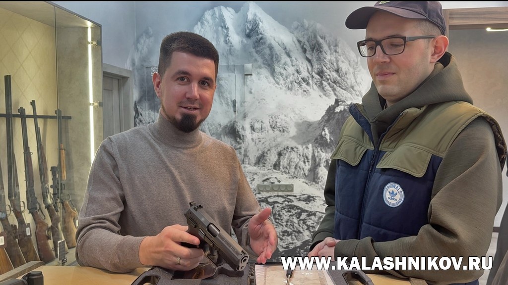 Начальник отдела продаж ООО «Фортуна» Леонид Саратовцев (слева) с первым покупателем оружия (Grand Power T12-FM2 Black Edition) в фирменном салоне Grand Power