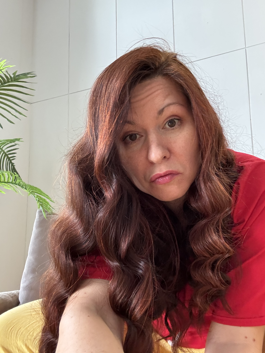 И лоб морщила и волосы седые у корней показывала и даже паспорт ))), там возраст