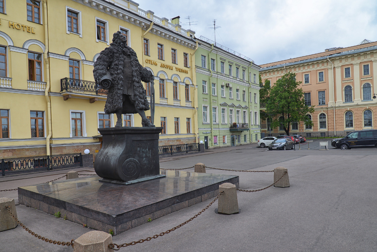Доменико Трезини. Памятник Д.Трезини на площади Трезини в Санкт-Петербурге у Благовещенского моста. Ск. П.П.Игнатьев, арх. П.А.Багрянцев. 2014. Фотография А.Новикова. 2018