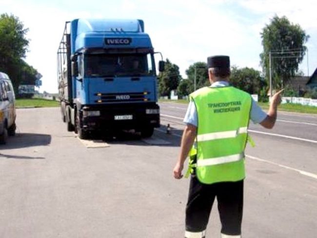 За попытку разжалобить транспортного инспектора купюрой в 10 тыс. российских рублей водитель теперь ответит сполна (фото носит иллюстративный характер)