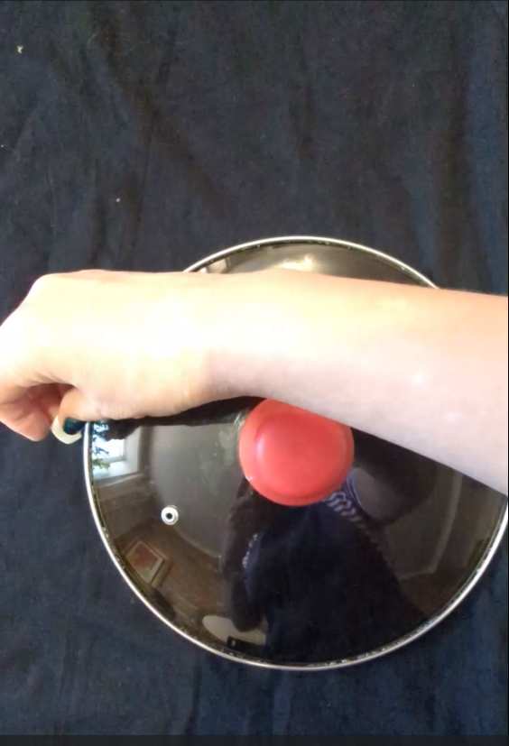 окружности рисую, обводя мелом круглые предметы