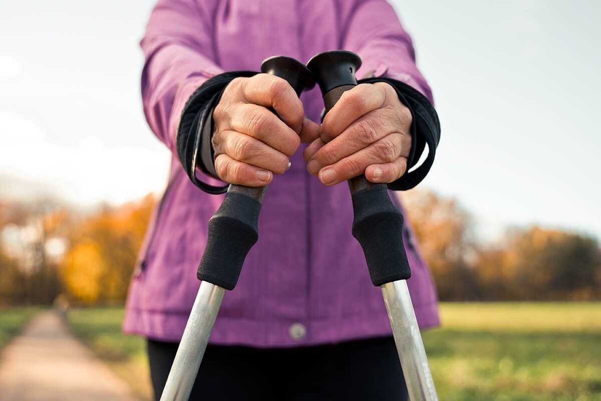 Не все палки одинаковы: только специальные для скандинавской ходьбы помогут идти правильно и без вреда для здоровья. Источник: Johnny Bravoo / Shutterstock / FOTODOM📷
