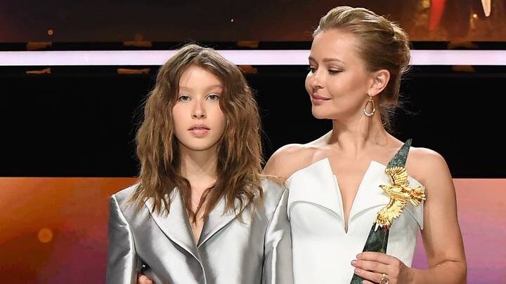  Актриса Юлия Пересильд, получившая приз как первая в мире актриса-космонавт, с дочерью Анной на вручении премии «Золотой орел». На предстоящей в январе 2026 года церемонии присуждения премии «Золотой орел» мать и дочь будут соперничать в номинации на «лучшую женскую роль» / Фото: Екатерина Чеснокова / РИА Новости