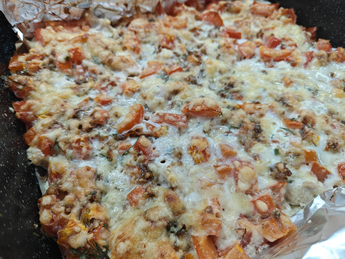 Запеченые кубики куриного филе на кабачках