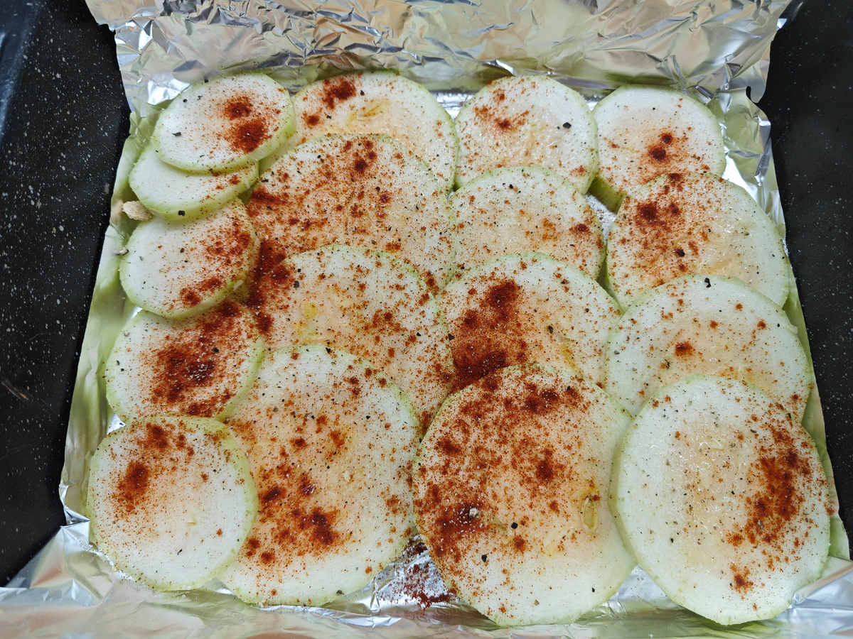 нарезаные кольца кабачка со специями