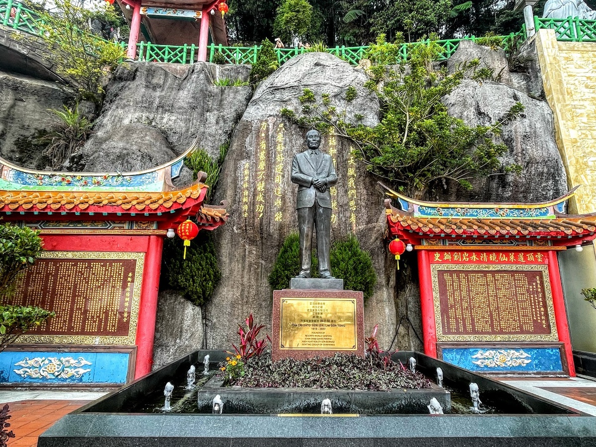 Памятник Лим Го Тонгу возле китайского храма Chin Swee Cave Temple