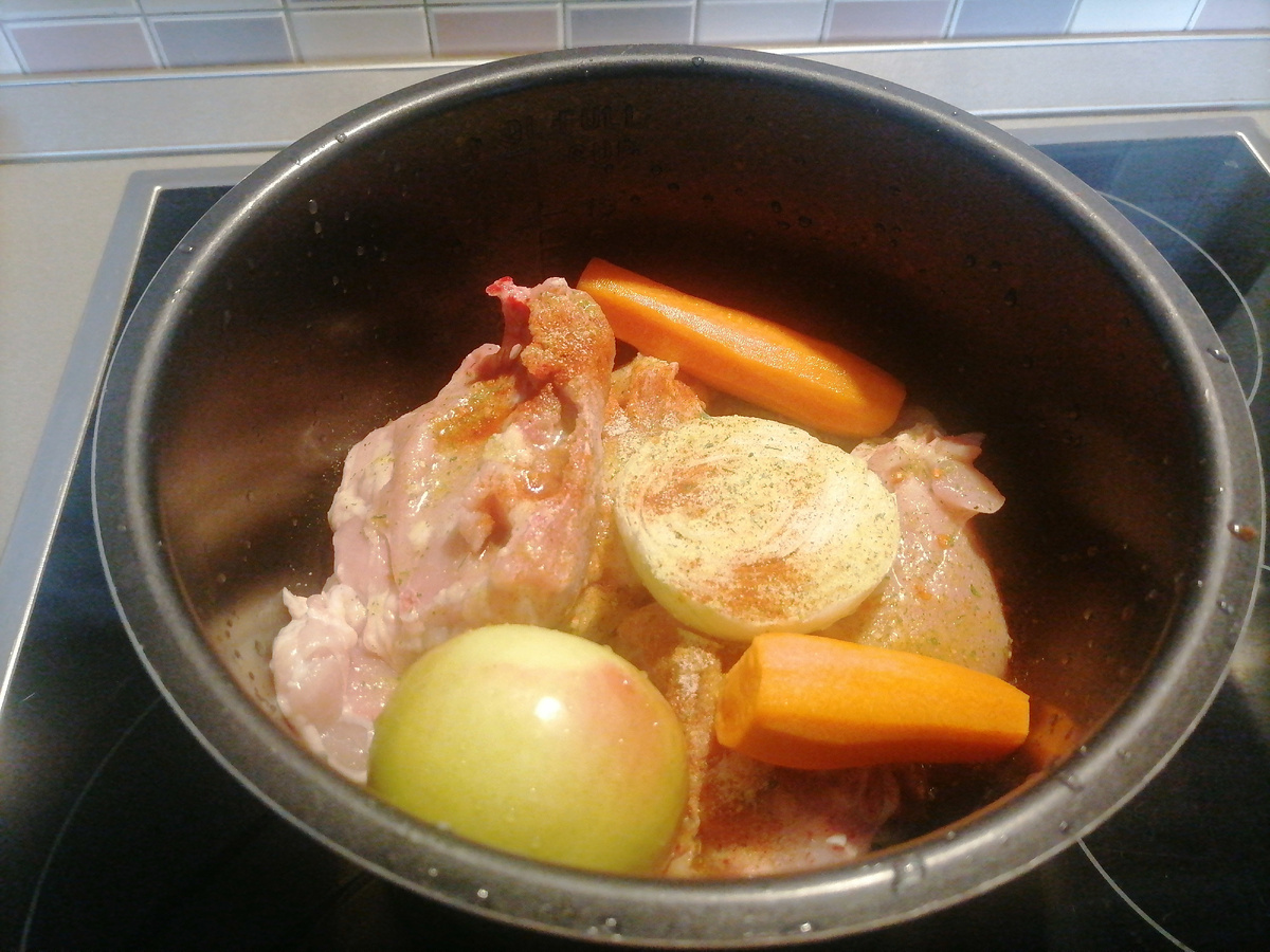 Бёдра, яблоко, морковь и лук.