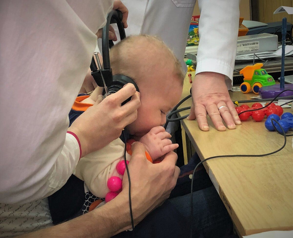 Нам 7 месяцев, и это четвертая в жизни проверка слуха