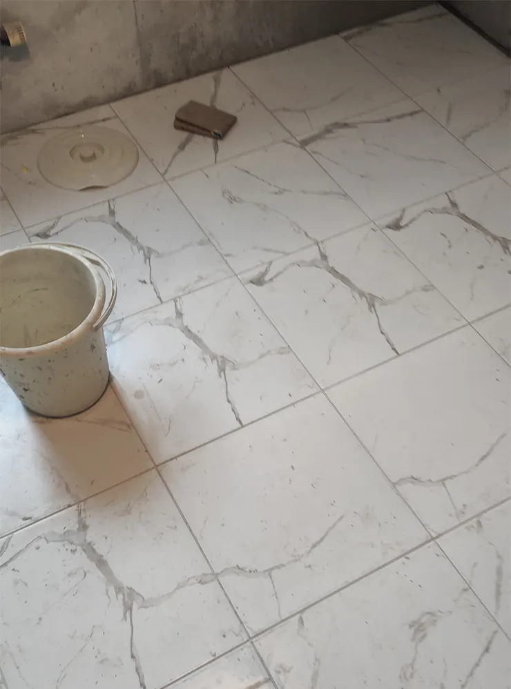 Пол на кухне и в коридоре я выложил керамогранитом