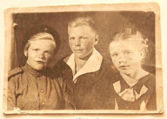 Оставшись за главного мужчину в семье, 13-летний Валентин решил устроиться на работу, чтобы кормить маму и сестер. Фото 1942 года, из архива Валентина Ульянова.