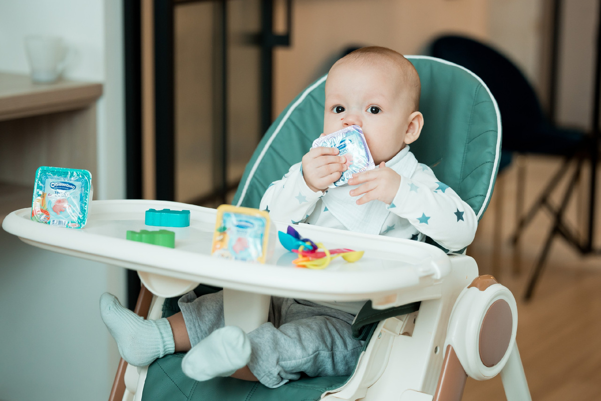 Цель прикорма — познакомить малыша с новыми вкусами, научить жевать и глотать более плотную пищу