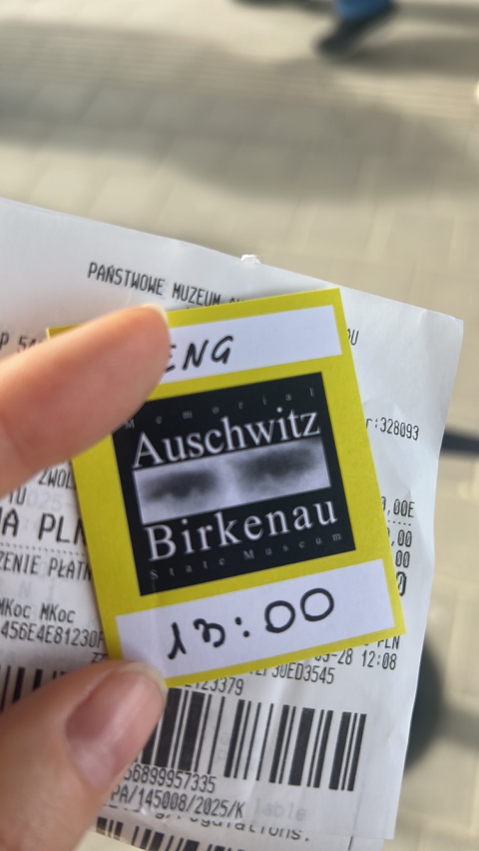 Стикер на вход