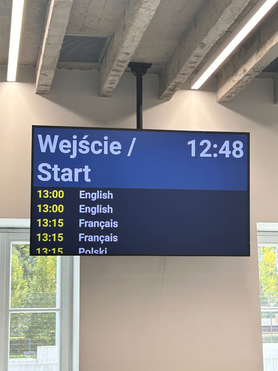 Выбери свой язык на экскурсию по Аушвицу