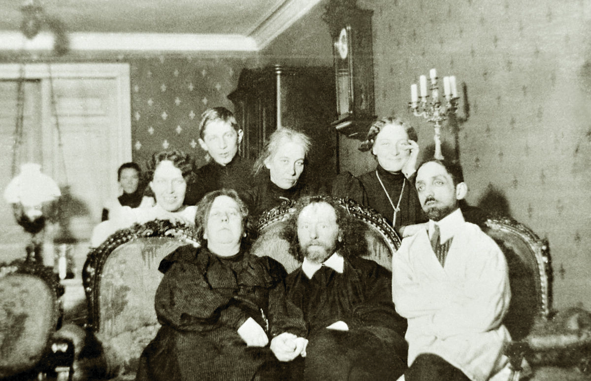 Обитатели Башни. Сидят: Анна Минцлова, Вячеслав Иванов, Михаил Кузмин; за ними слева направо Евгения Герцык, Константин Шварсалон, Мария Замятнина, Вера Шварсалон. Источник: wikipedia.org