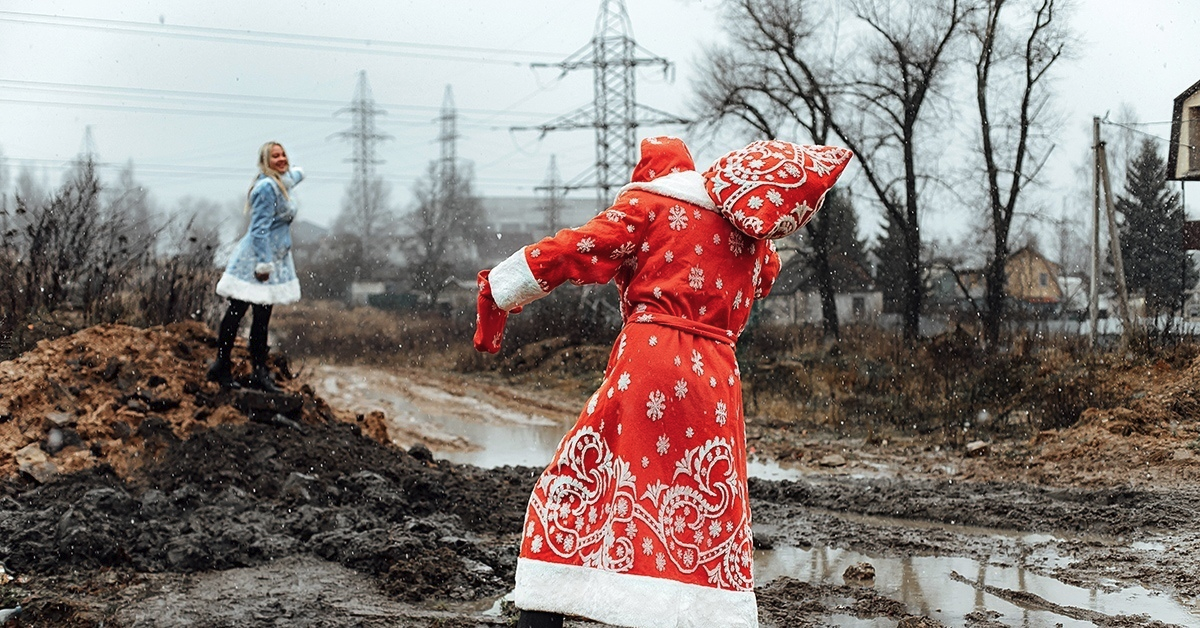 Увязшие в грязи дед Мороз и Снегурочка, фото из сети.