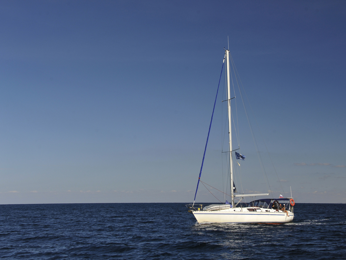 Яхта на курсе