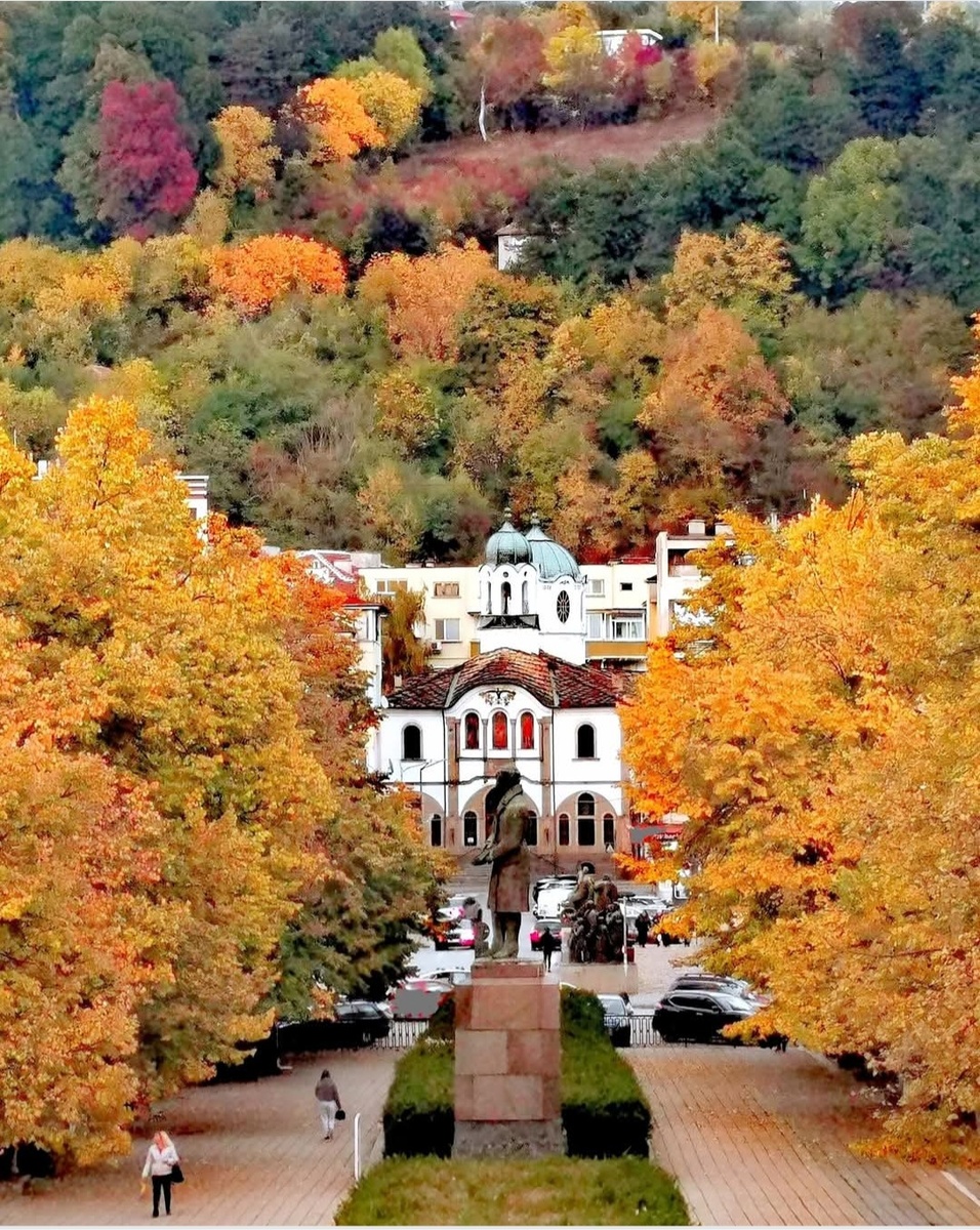 Осенний центр Габрова (из местной ФБ-группы). На самом деле, памятник и церковь находятся аж на разных берегах реки, очень интересный ракурс.