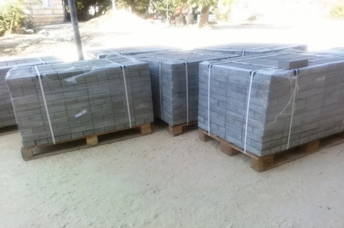    В Перми заметили неизвестных, складирующих в машину плитку с улицы Ленина