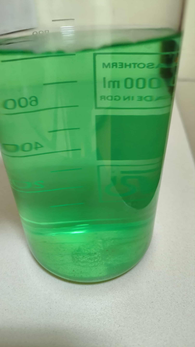 Правильно приготовленная смесь медного и железного купороса обладает приятным зеленым цветом.