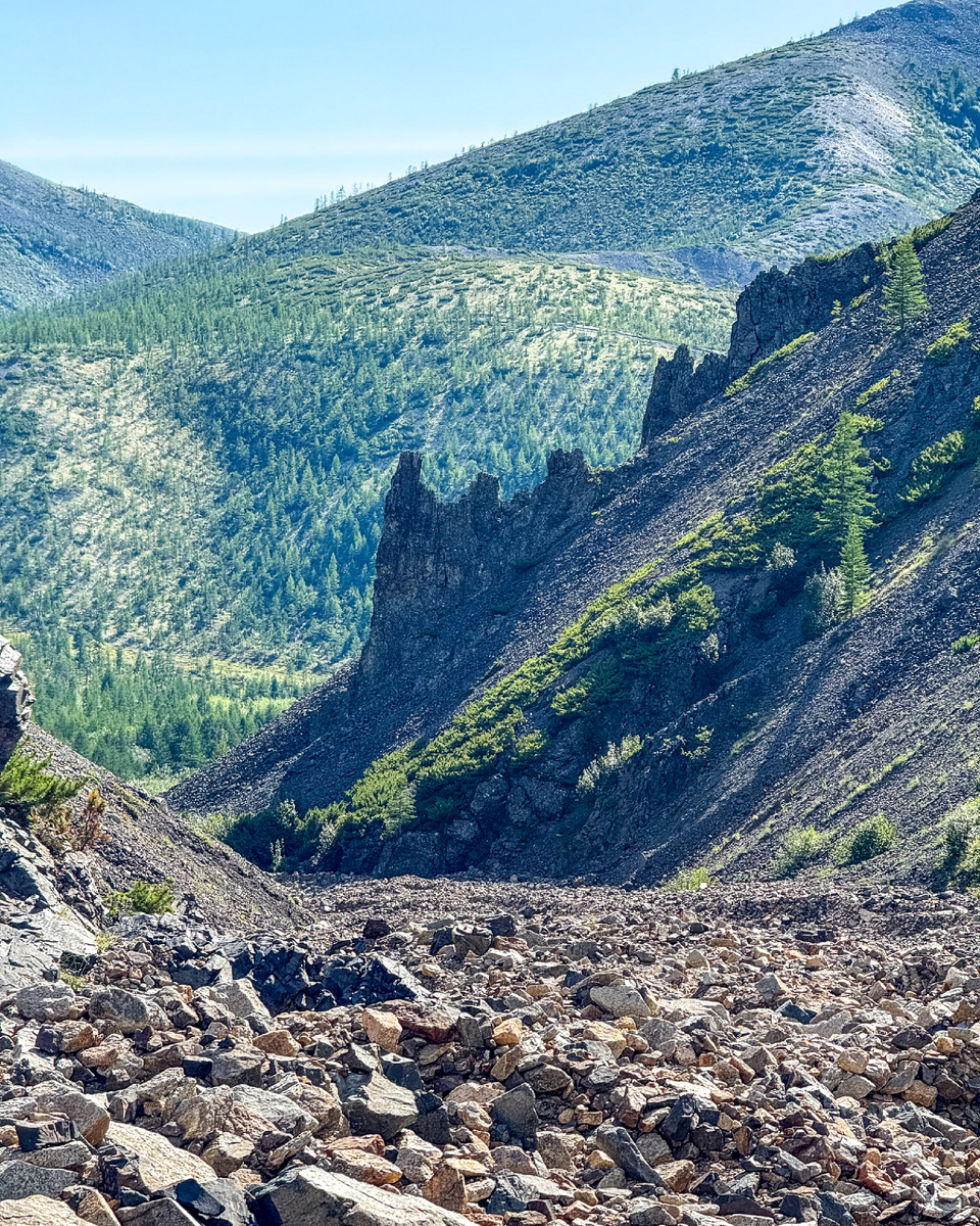 Долина реки. Под комнями есть поток воды.