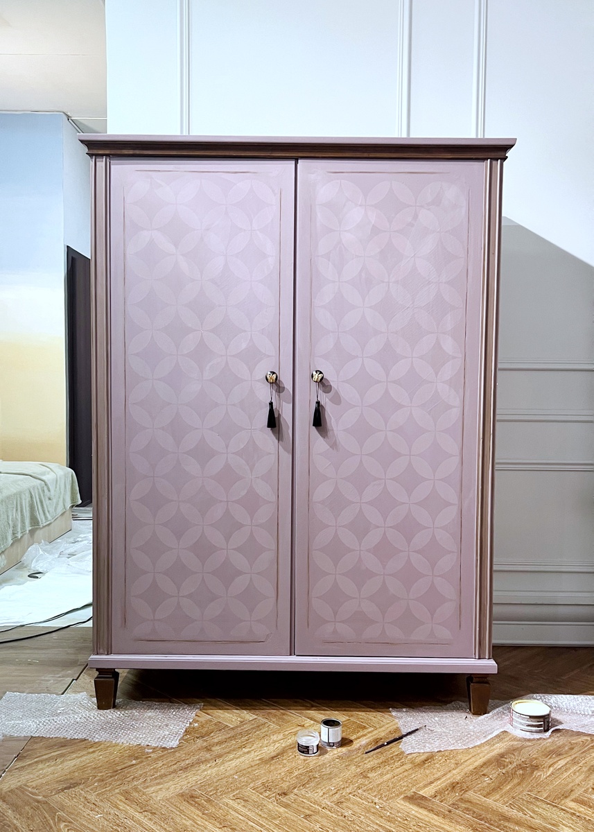 Я использовала трафарет при перекраске шкафа, остальное — работы учеников