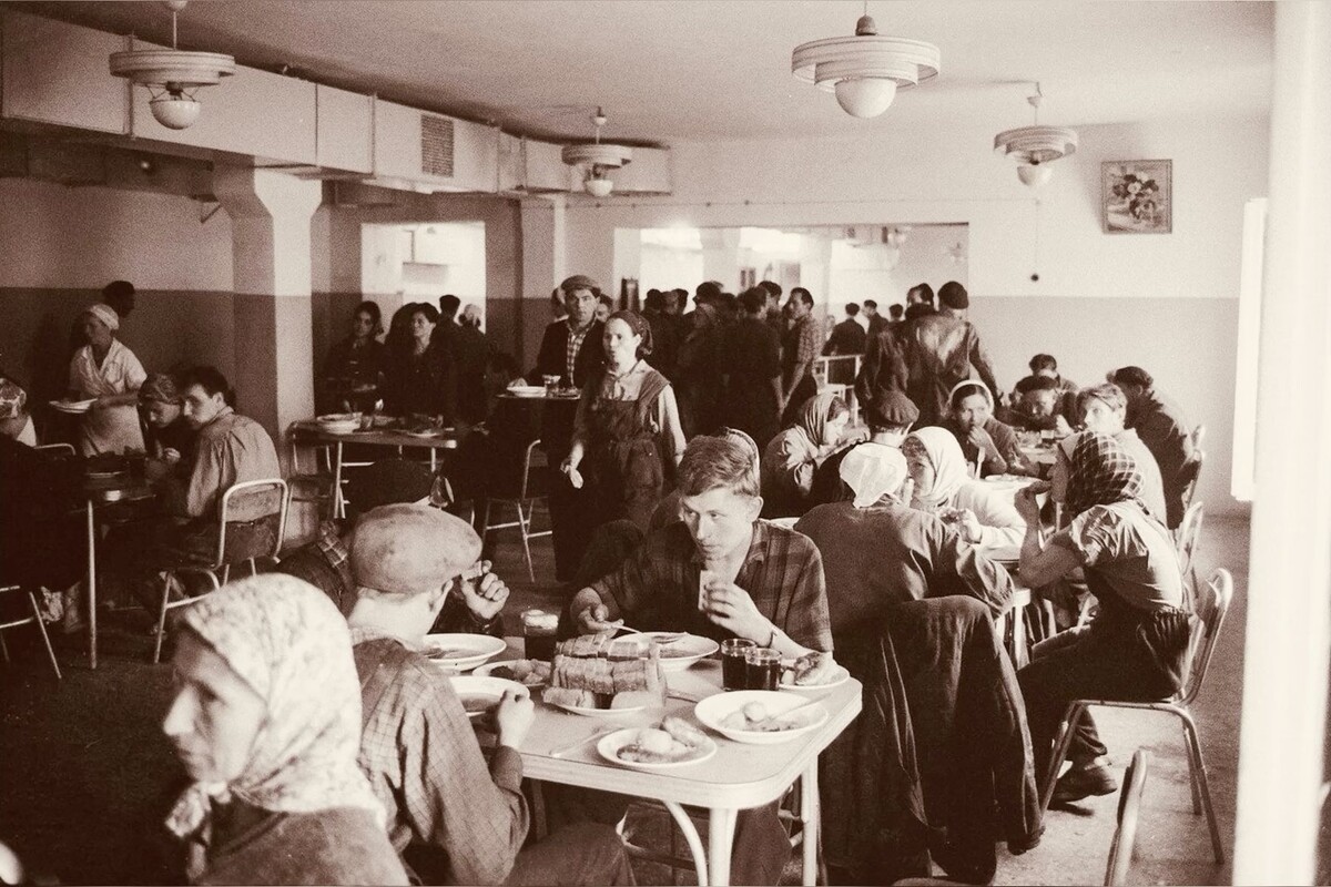 Очереди в столовых были обычным делом, но еду любили за простоту и сытность.